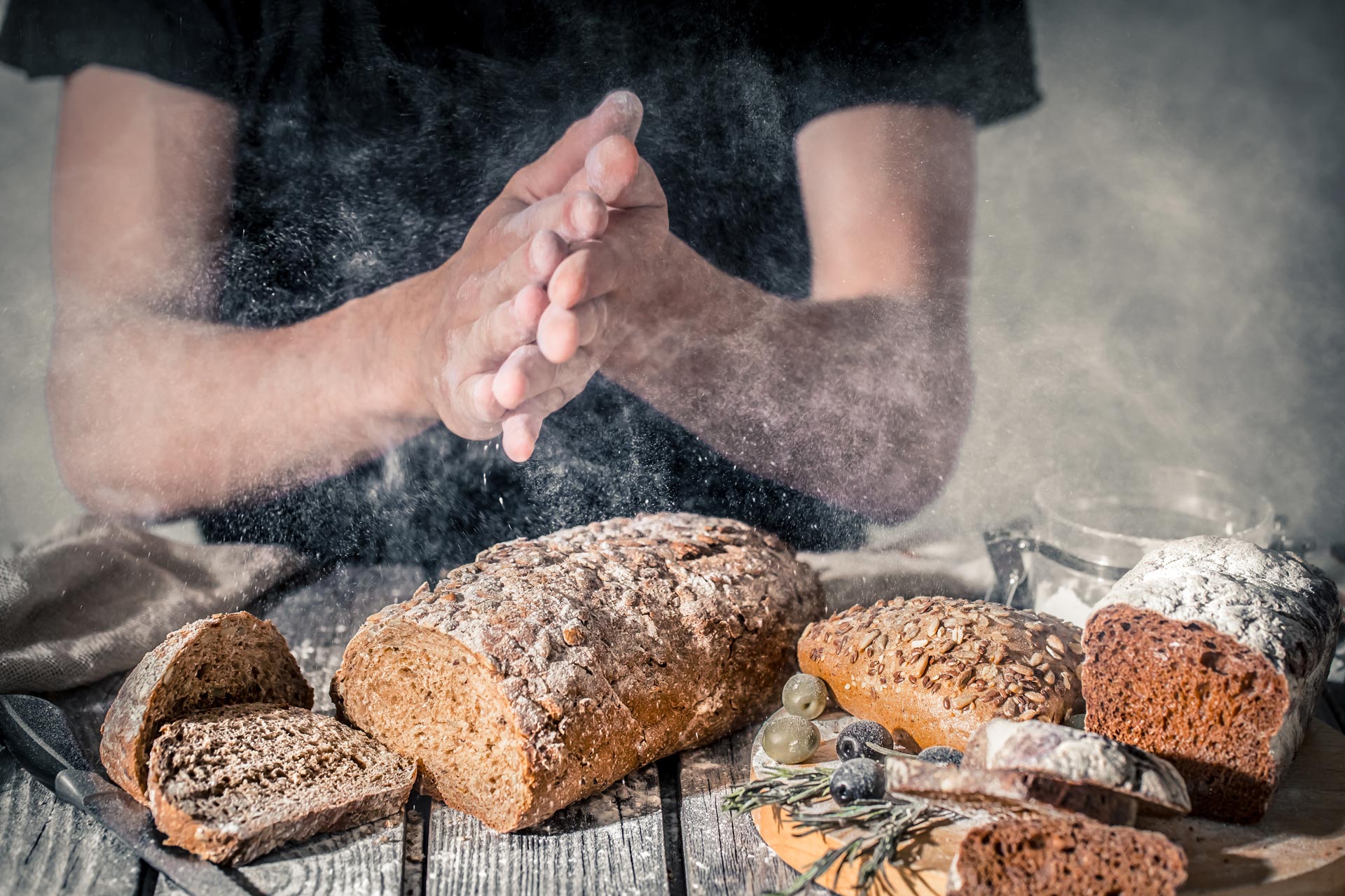 Brot backen, Hände mit Mehl