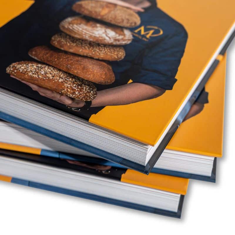 Marcel Paa hält Brote Buch