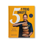 Marcel Paa hält Brote Buch