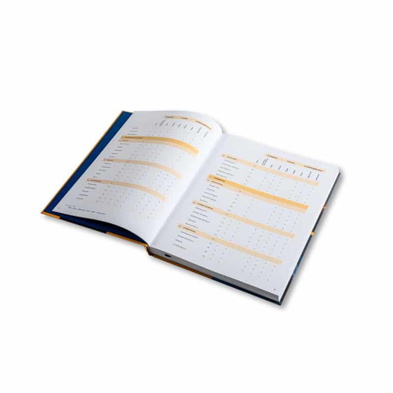 Offenes Backbuch mit Tabellen