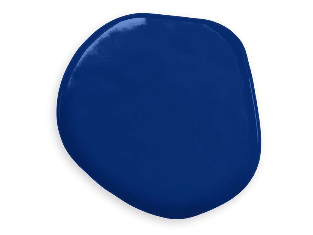 Dunkelblaue Lebensmittelfarbe auf Weiß