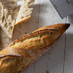 Frisches Baguette mit Brotmesser