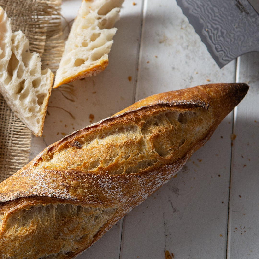 Frisches Baguette mit Brotmesser