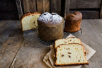 Panettone auf Gitter und Holz.