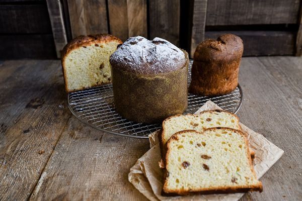 Panettone auf Gitter und Holz.