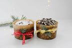Zwei festliche Panettone mit Dekoration
