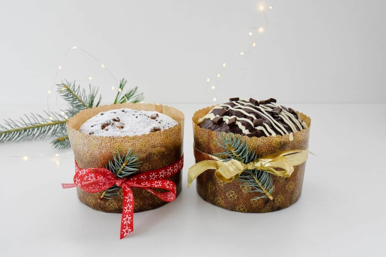 Zwei festliche Panettone mit Dekoration