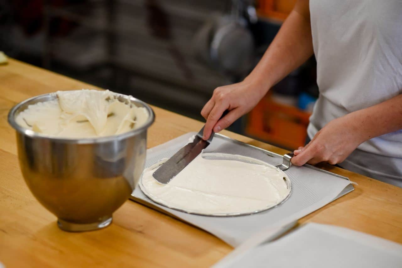 Torte mit Creme bestreichen