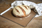 Brotlaib auf Backblech mit Tuch
