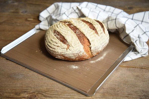 Brotlaib auf Backblech mit Tuch