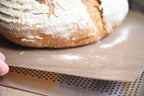 Brot auf Backmatte und Blech
