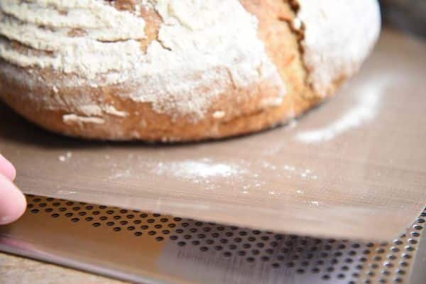 Brot auf Backmatte und Blech