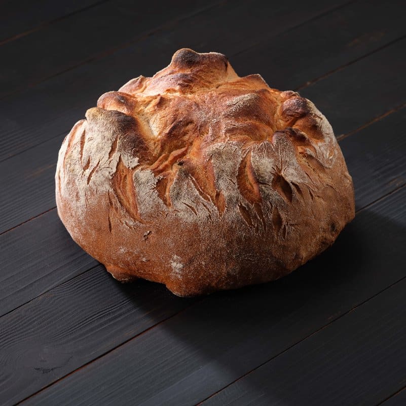 Rustikales Bauernbrot auf dunklem Holz