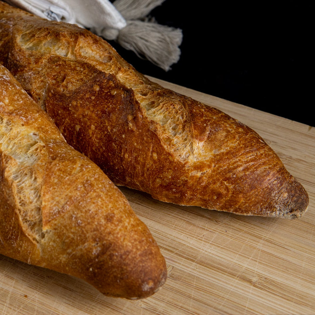 Zwei Baguettes auf Holzbrett