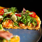 Pizza mit Rucola und Tomaten