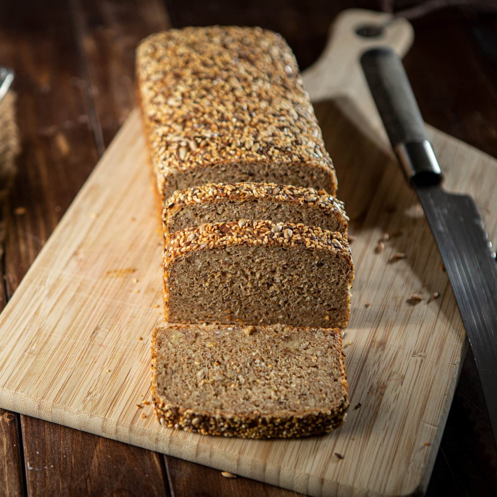 Geschnittenes Vollkornbrot auf Holzbrett