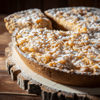 Apfelkuchen mit Puderzucker auf Holz