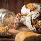 Frisches Bauernbrot mit Roggenmehl