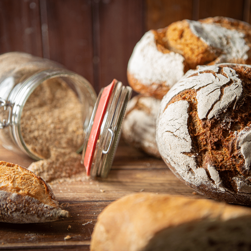 Frisches Bauernbrot mit Roggenmehl