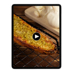 Knuspriges Knoblauchbrot auf einem Tablet