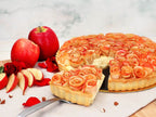 Apfeltarte mit Rosendekor und Äpfeln