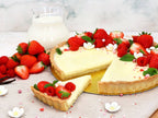 Erdbeer-Tarte mit Dekoration, Milch