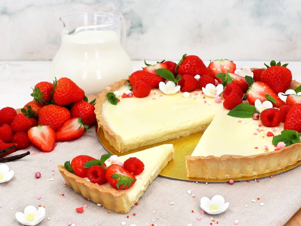 Erdbeer-Tarte mit Dekoration, Milch