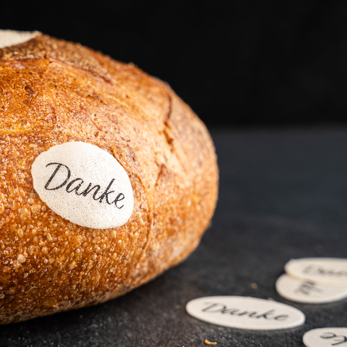 Brotlaib mit "Danke"-Aufkleber