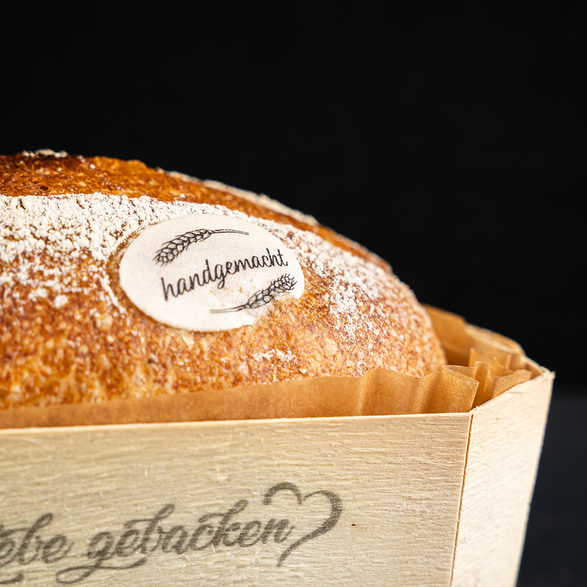 Brotlaib im Holzbackrahmen, handgemacht
