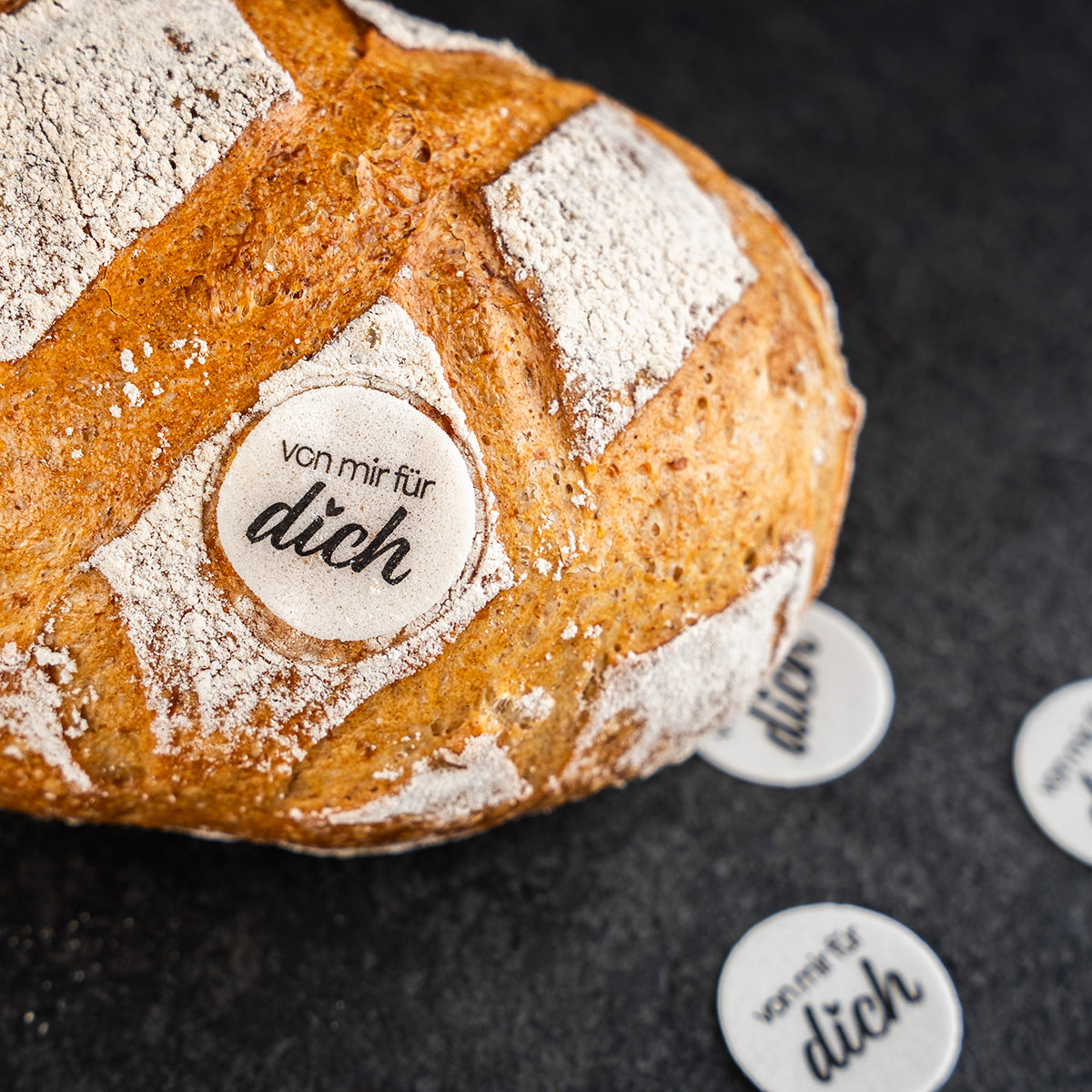 Brotlaib mit essbarem Grußschild