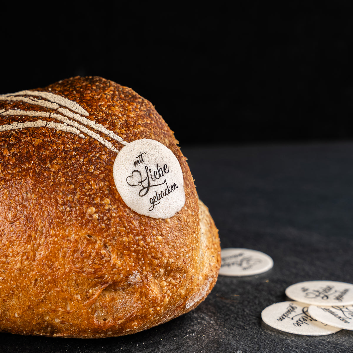 Brotlaib mit essbarem Dekor.