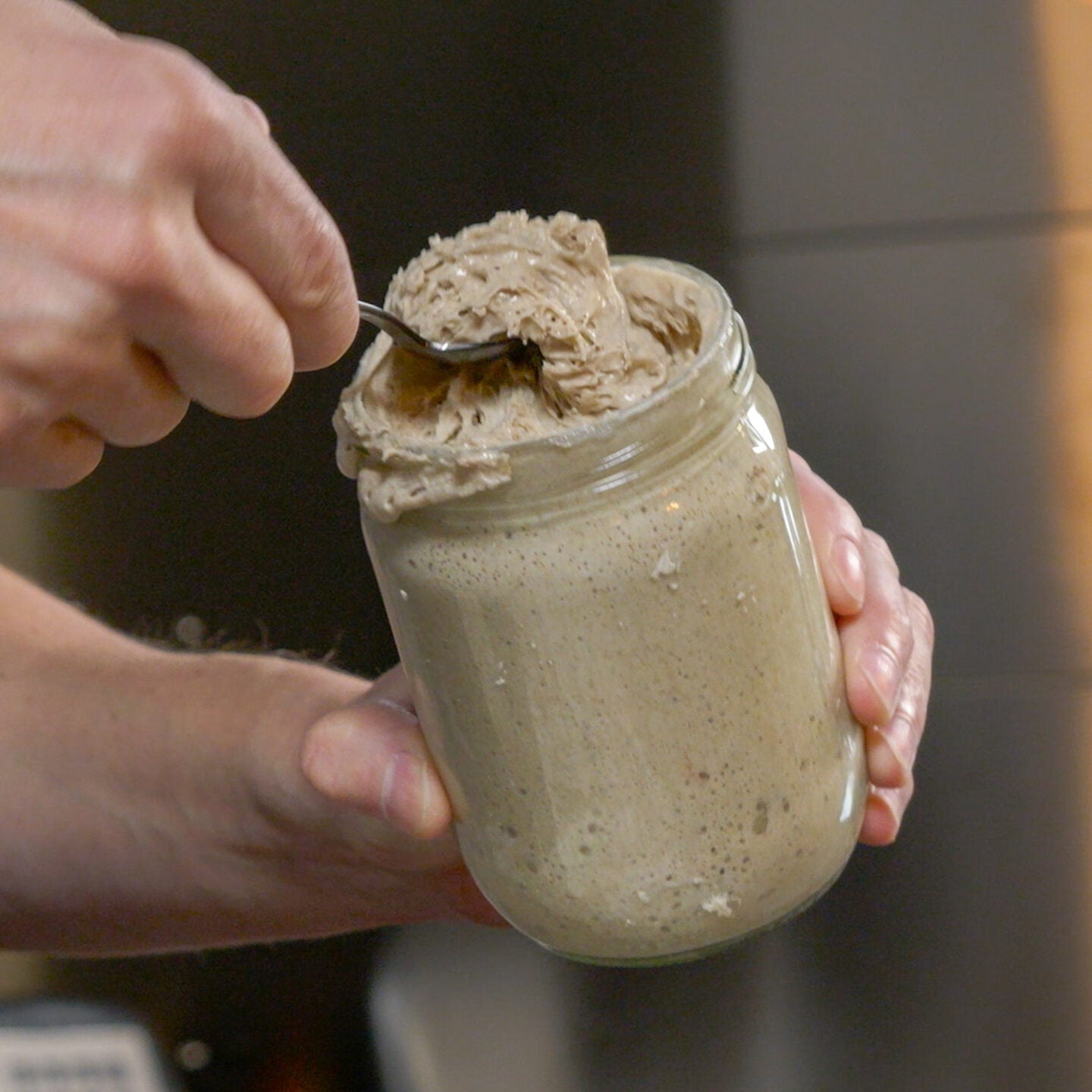 Marcel Paa mit Sauerteigglas