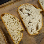 Vier Brotscheiben auf Holzbrett