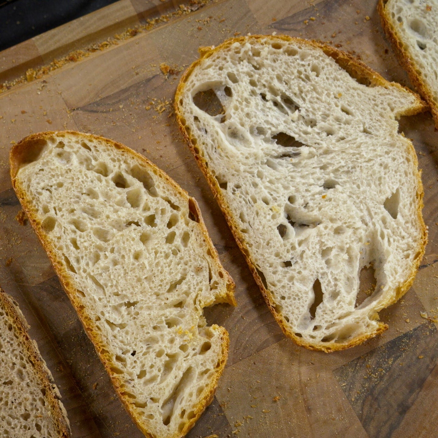Vier Brotscheiben auf Holzbrett