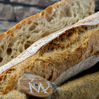 Frisches Baguette auf Brottuch