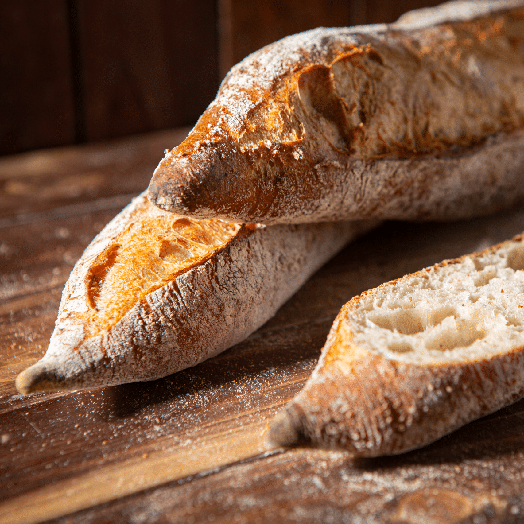 Frisches Baguette auf Holztisch