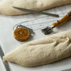 Baguette-Teig mit Bäckermesser eingeritzt