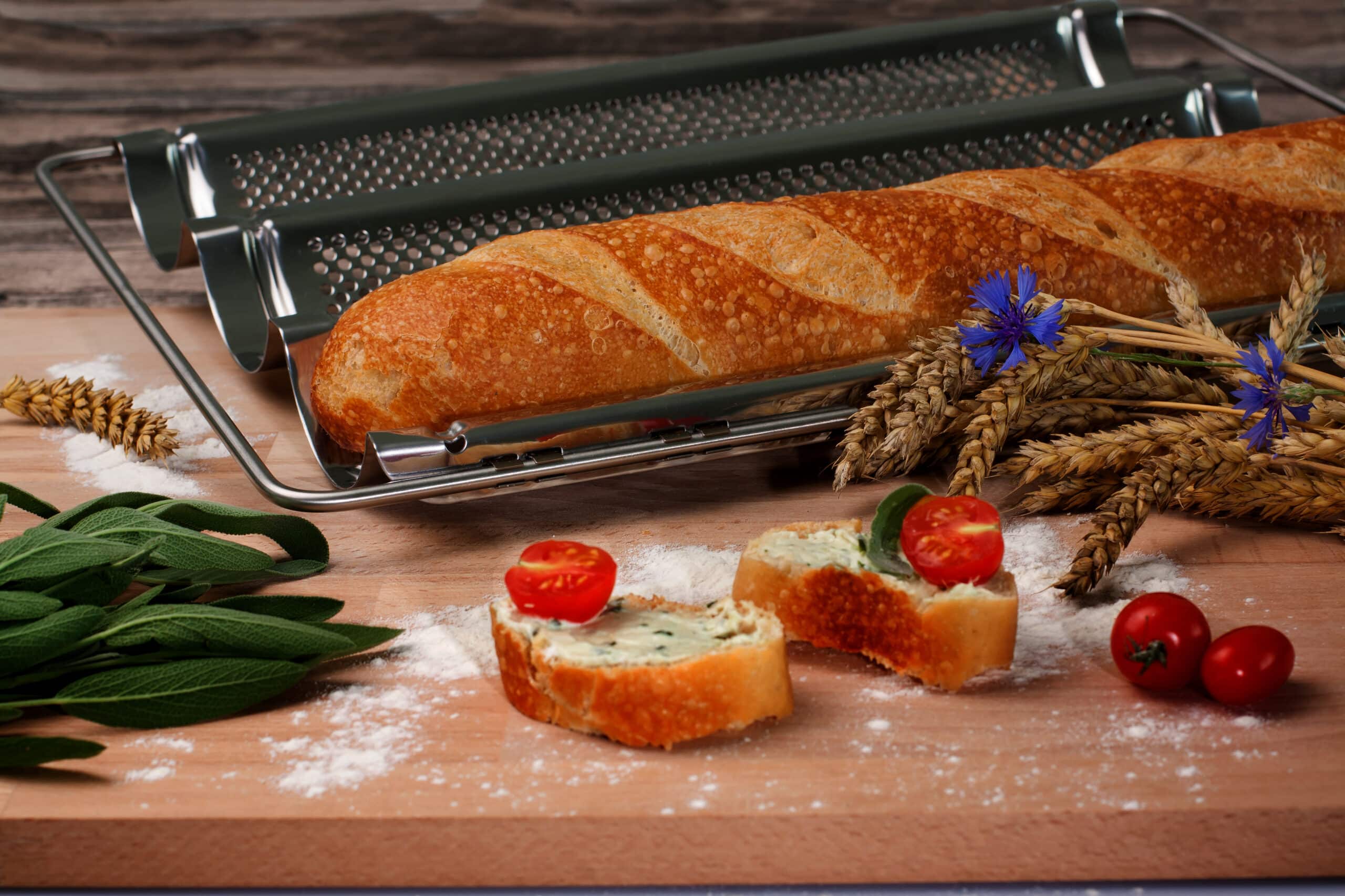 Baguette mit Kräutern und Tomaten