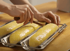 Baguette-Teig wird eingeschnitten