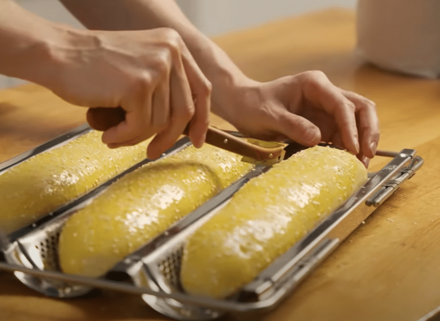 Baguette-Teig wird eingeschnitten