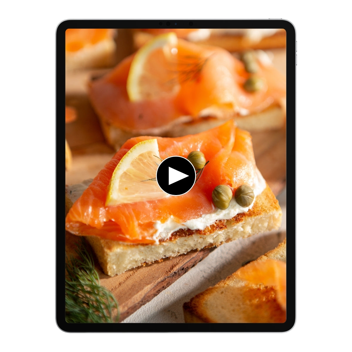 Lachsbrötchen mit Zitrone und Kapern auf einem Tablet