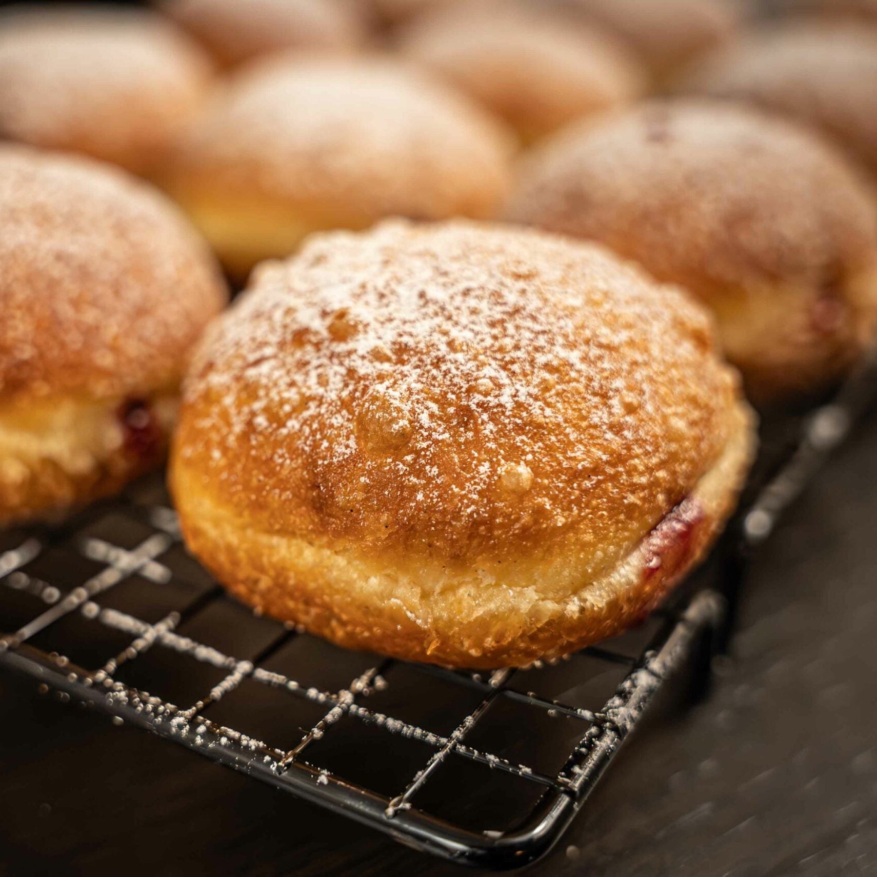 Frische Berliner mit Puderzucker, Nahaufnahme