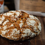 Frisches Bauernbrot auf Holztisch