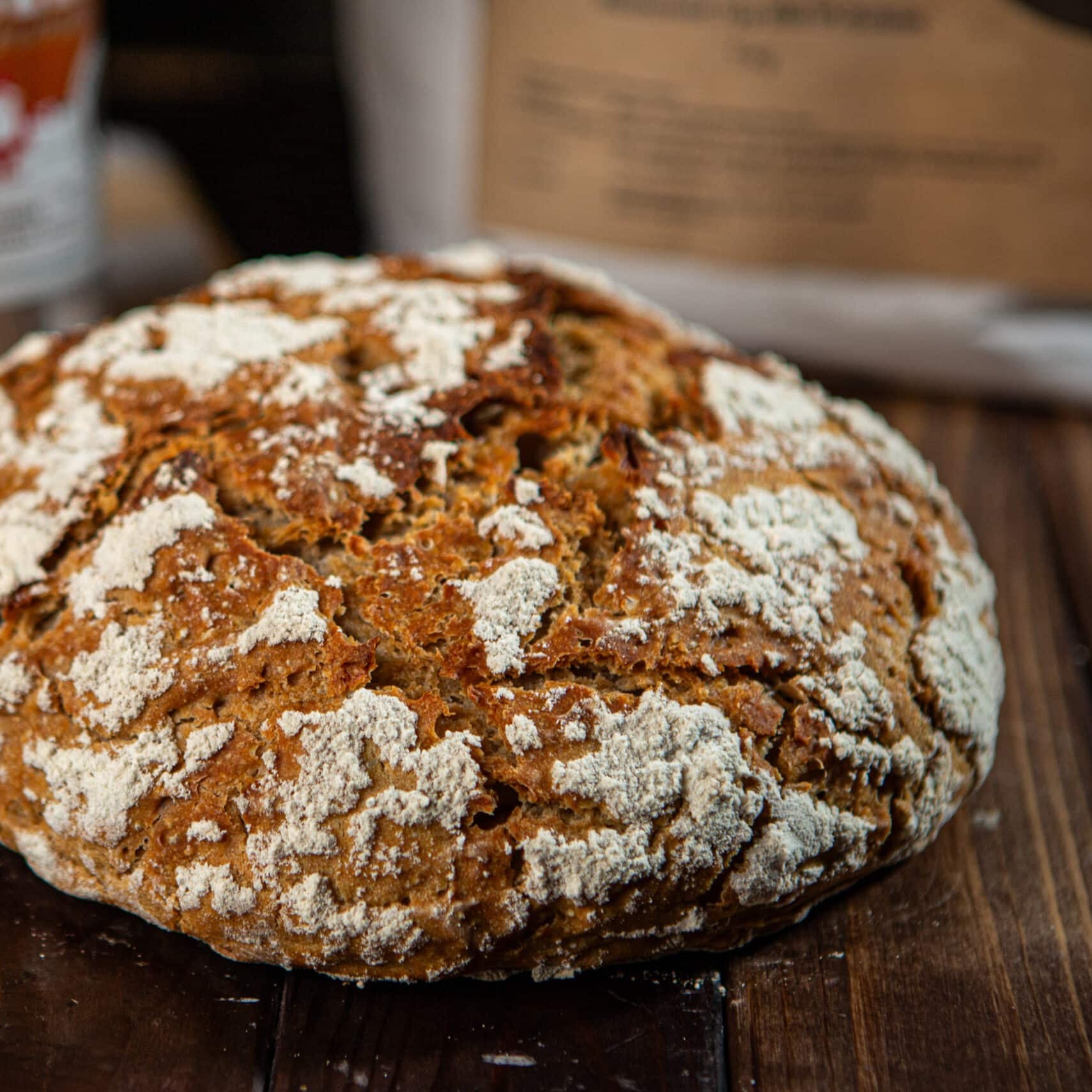Frisches Bauernbrot auf Holztisch