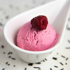 Himbeereis mit frischer Himbeere