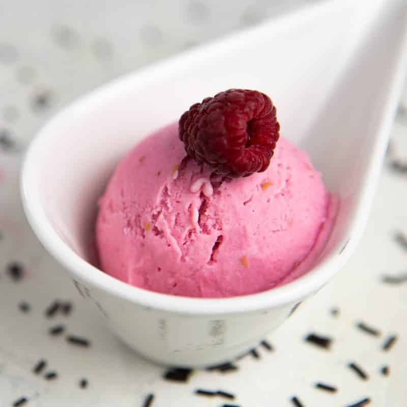 Himbeereis mit frischer Himbeere