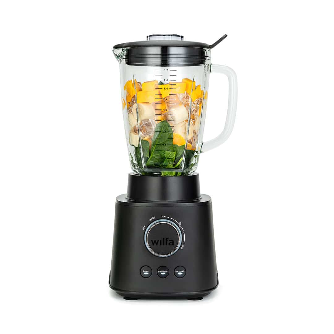 Standmixer mit Zutaten, frontal fotografiert