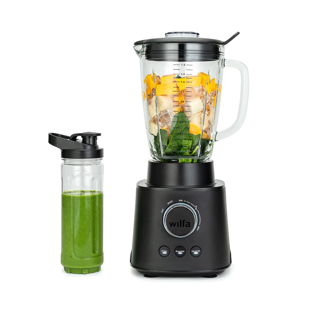 Mixer mit Smoothie und Trinkflasche
