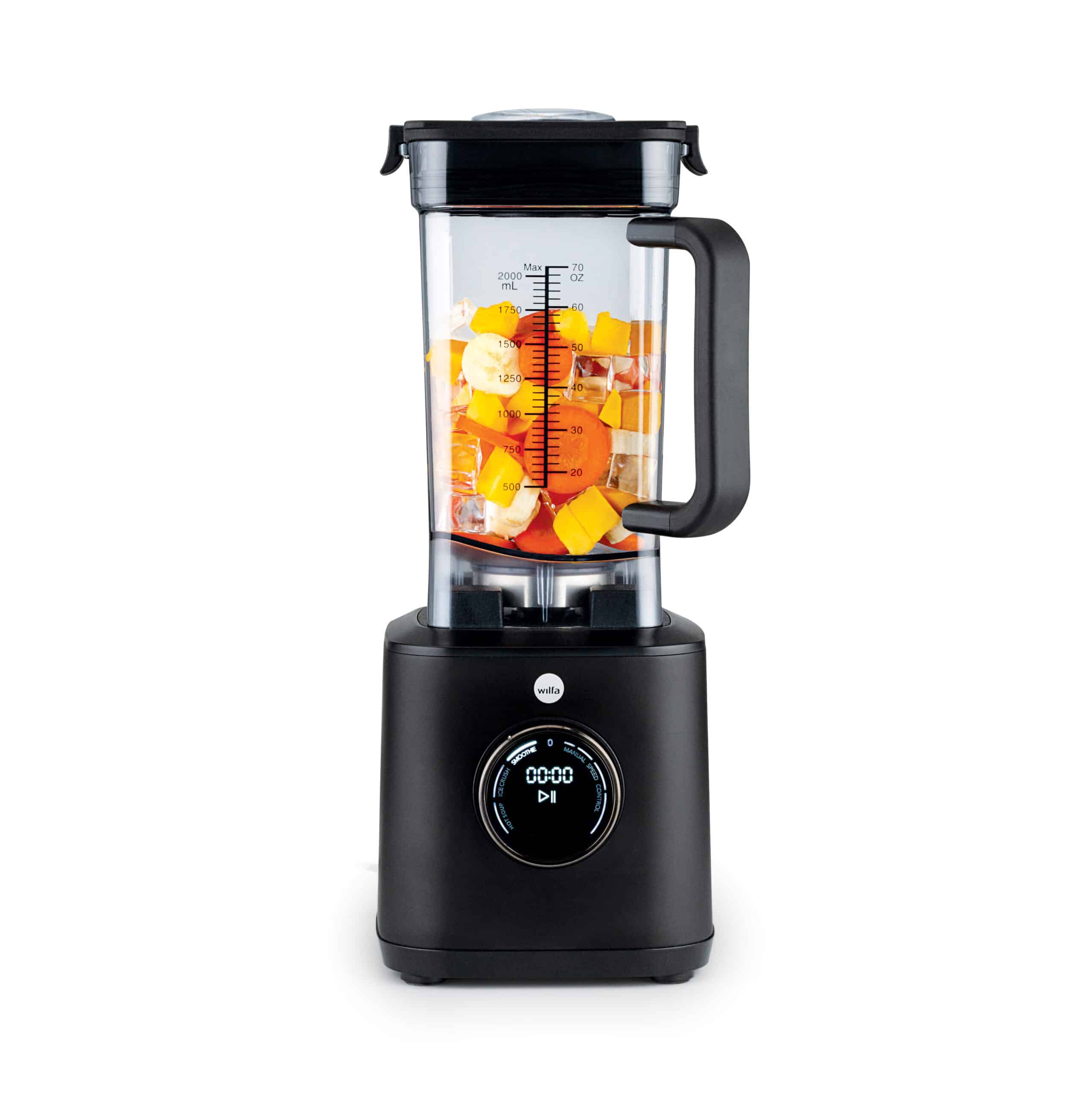 Schwarzer Mixer mit Gemüsewürfeln