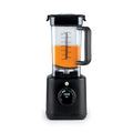 Schwarzer Mixer mit orangem Inhalt